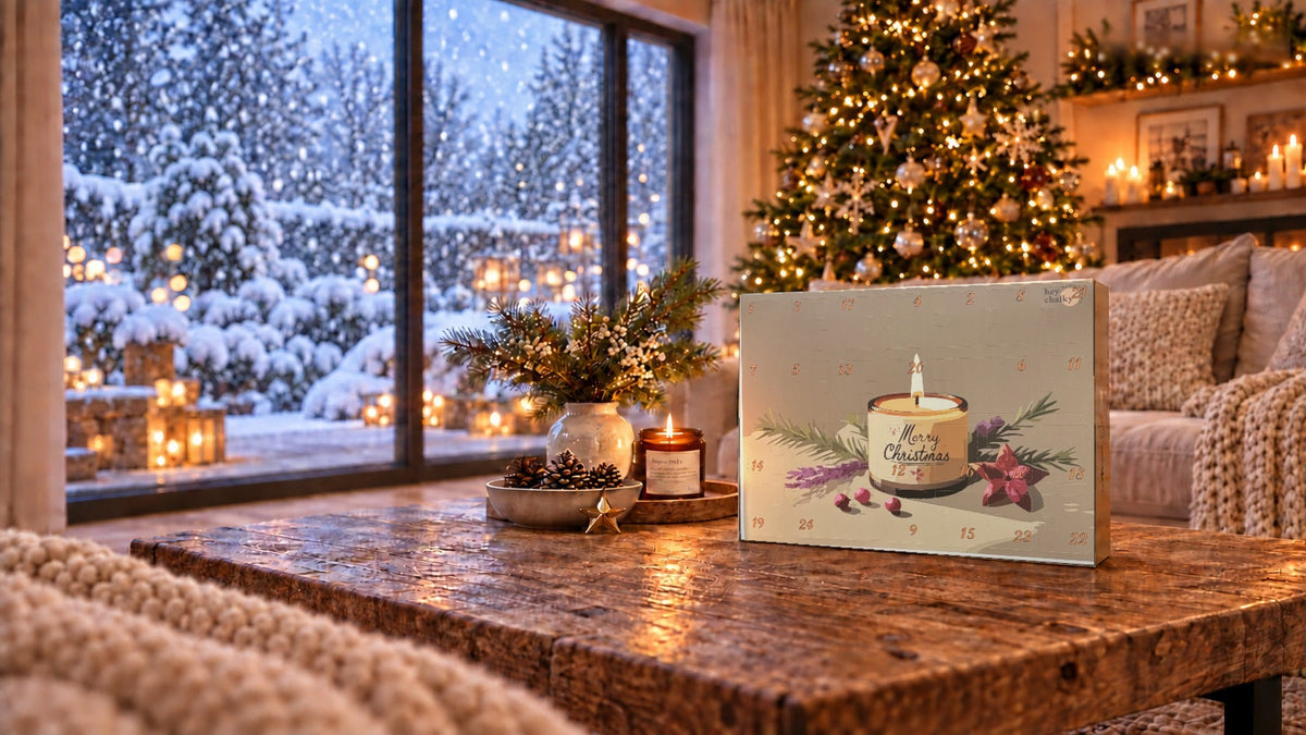 Duftkerzen Adventskalender auf einem Tisch vor dem Weihnachtsbaum – Hintergrund KI-generiert