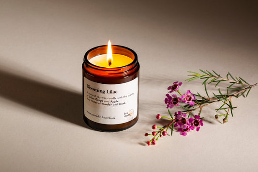 Duftkerze „Blooming Lilac“ | Jasmin, Lavendel & Rose | Handgemacht - KONSTLERIA
