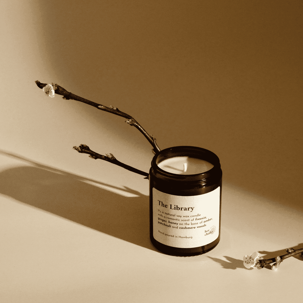 Handgemachte Duftkerze The Library 155g mit orientalischen Noten – KONSTLERIA